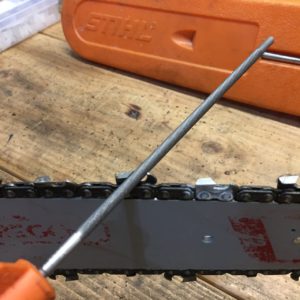 sharpening chain tooth with file