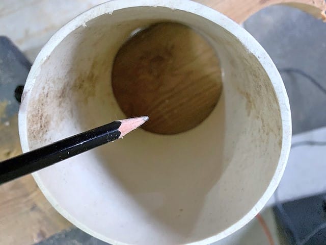tracer l'intérieur du tuyau en pvc pour marquer un cercle à découper