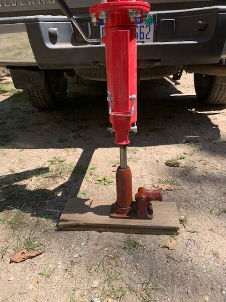 truck crane support leg sitting on a hydraulic jack